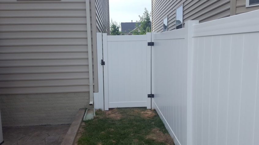 6 foot tall vinnyl privacy fence with gate